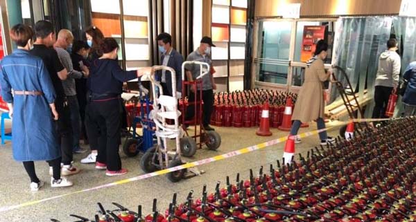 第三版家具城一二期市场收取更换消防灭火器费用的工作顺利进行1.jpg 第三版家具城一二期市场收取更换消防灭火器费用的工作顺利进行1.jpg