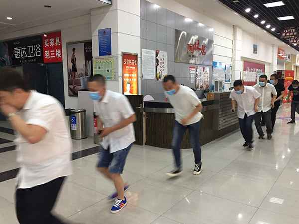 第三版陶林居家装购物广场组织消防演习.jpg 第三版陶林居家装购物广场组织消防演习.jpg