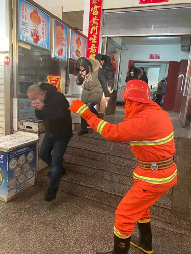 第三版大东门市场开展消防演练.jpg 第三版大东门市场开展消防演练.jpg